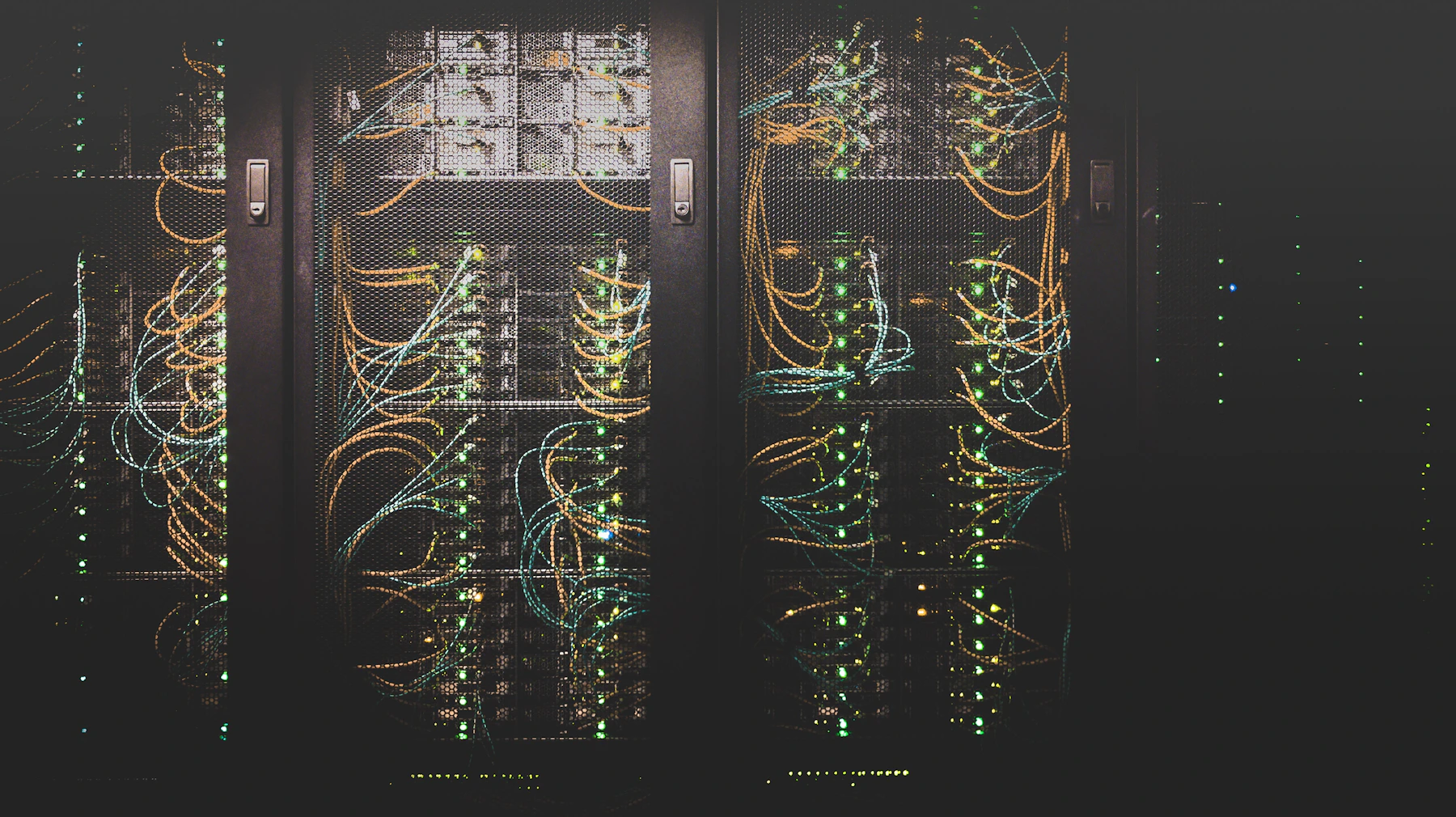 Corredor de servidores com cabos organizados em um data center